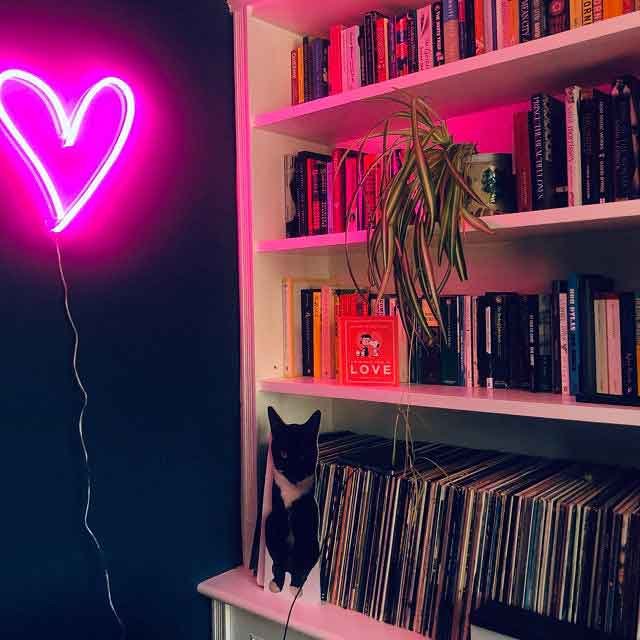 Glowing Heart Neon Sign ❤️❤️❤️ - Image 3